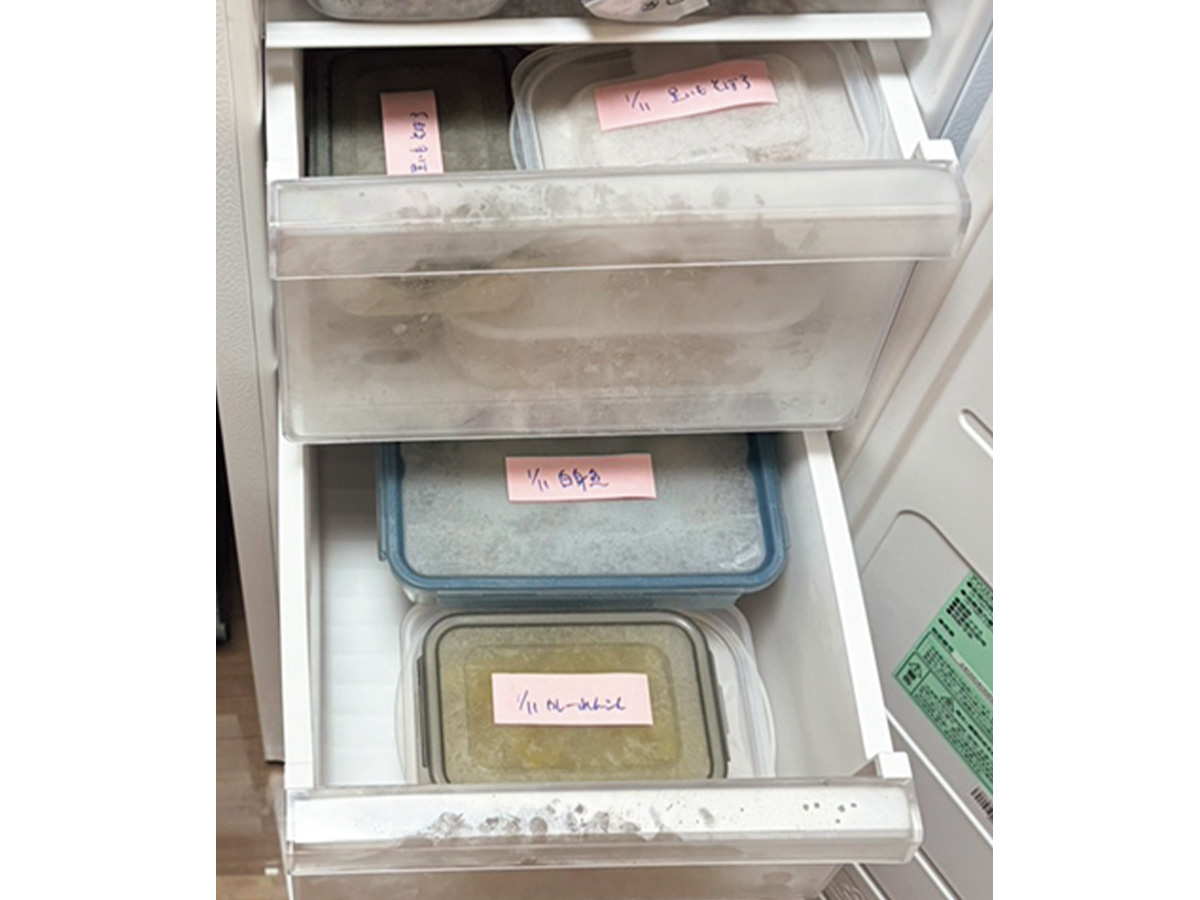 作り置きの料理が入った冷蔵庫
