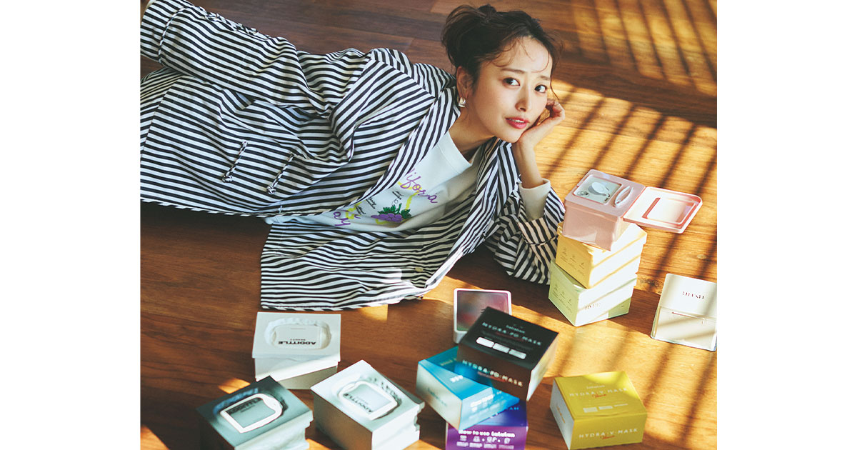 いろんな種類のシートマスクに囲まれて横になった近藤千尋さん