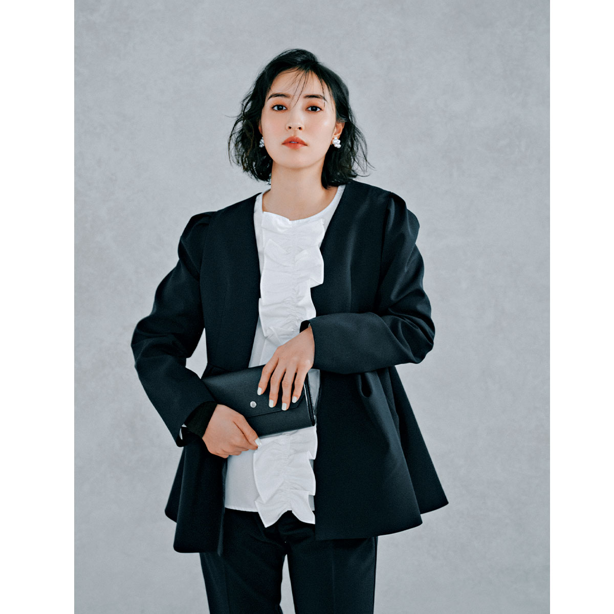 メゾンドドルチェのジャケットとパンツに大ぶりフリルシャツをインナーにしたハレの日コーデ