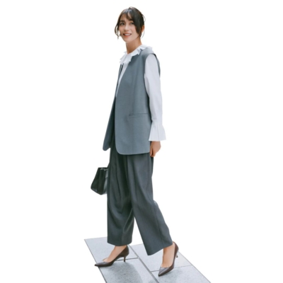 黒紺以外の【ハレの日】にグレーが上品！ジレ×パンツで洗練コーデに