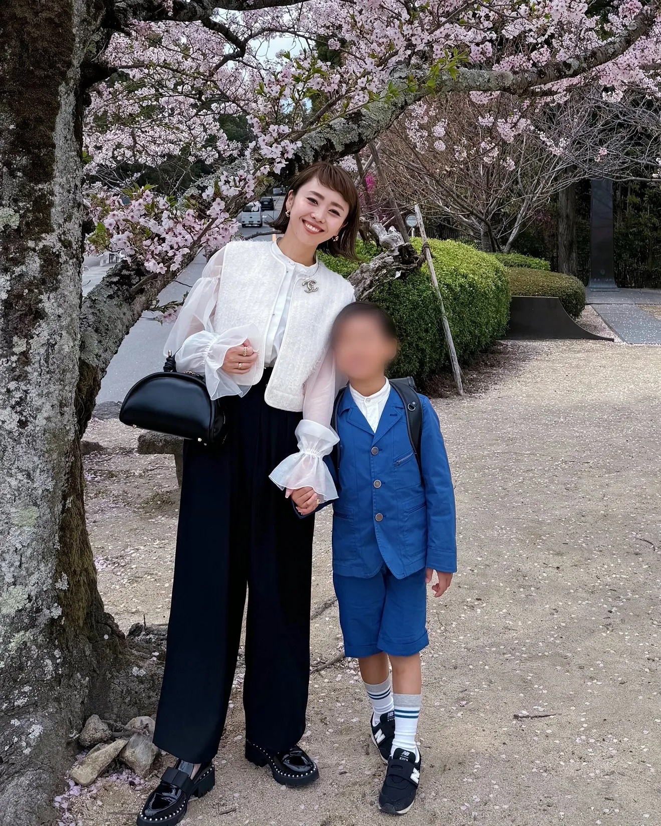 2025年4月の小学校入学式の親子の記念写真