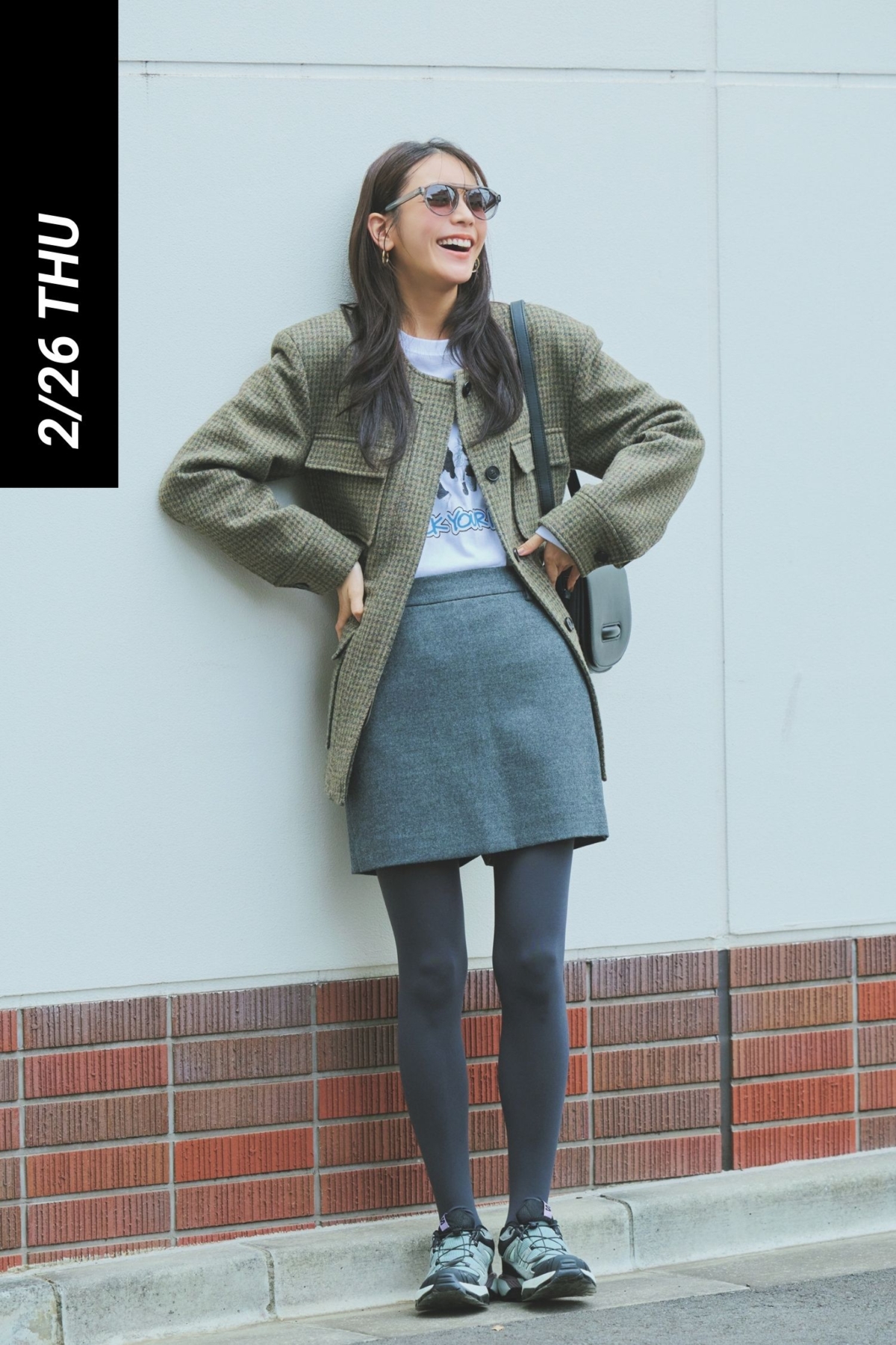 チェック柄ジャケットとグレーのミニスカに同系色のタイツとスニーカーを合わせたコーデ