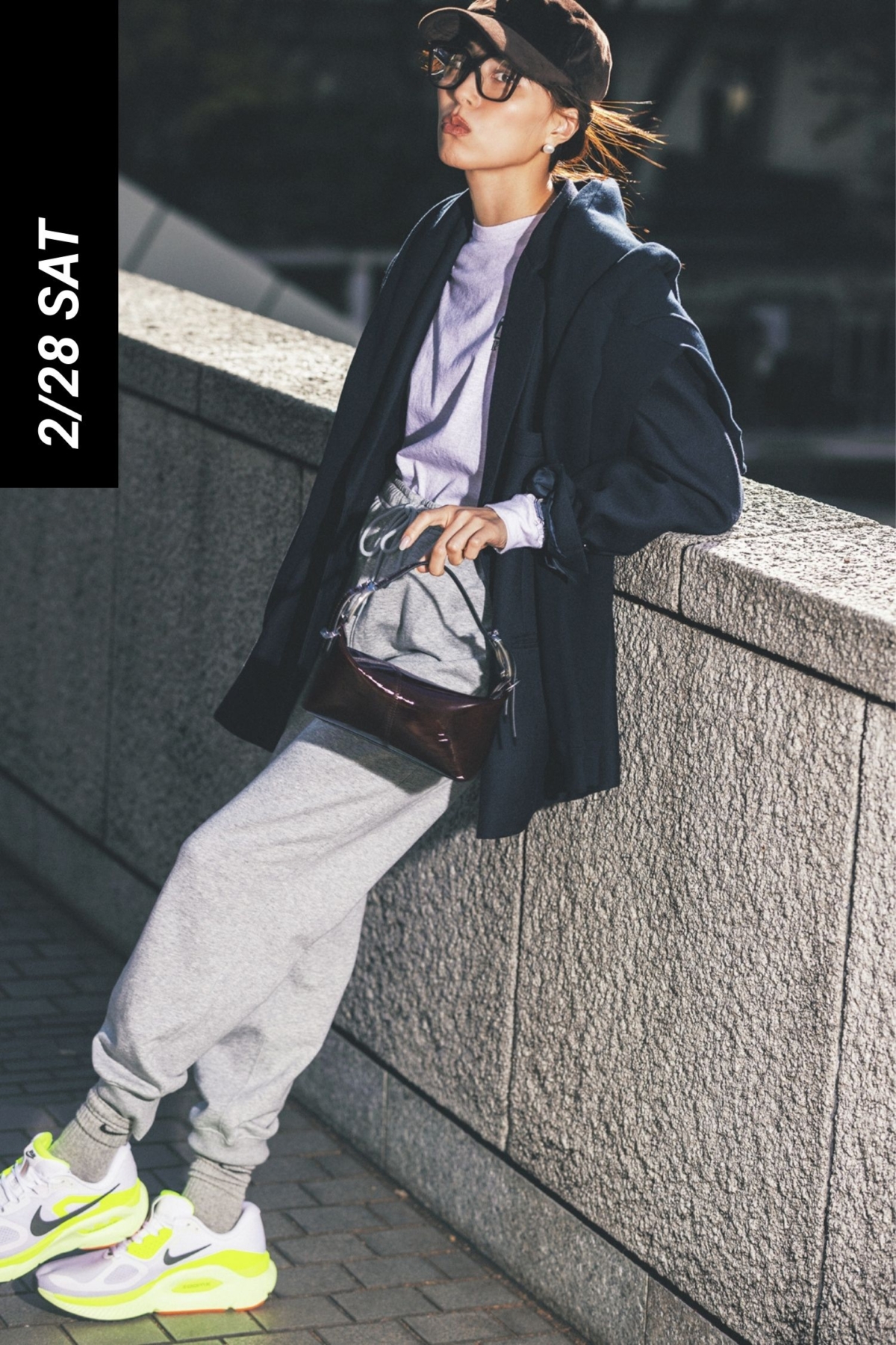 ジャコットとグレーのスウェットパンツにキャップやメガネとネオンカラーのスニーカーを合わせたご近所コーデ