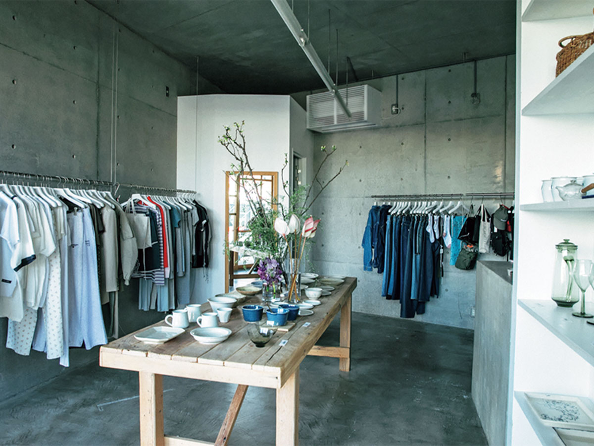 S-STOREに置かれるSEAのお洋服