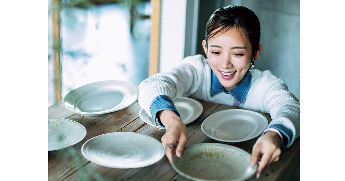 S-STOREに置かれる器と夏菜さん