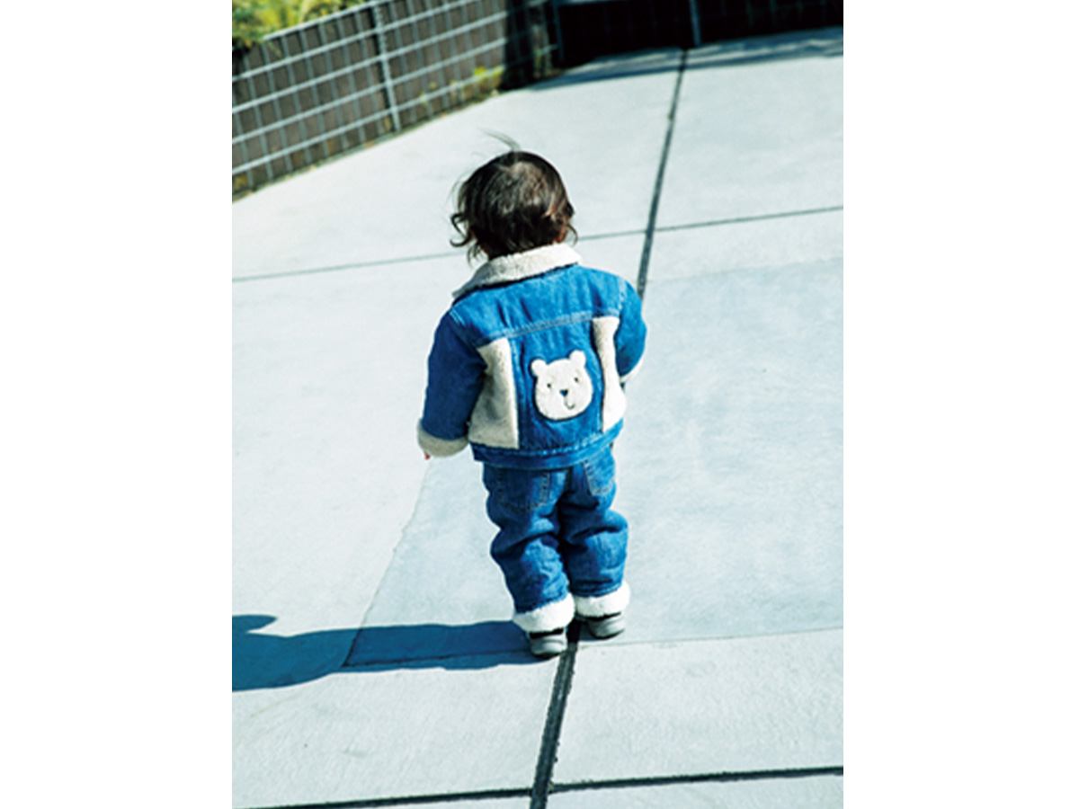 駒沢パーククォーターの共用施設を歩く子ども