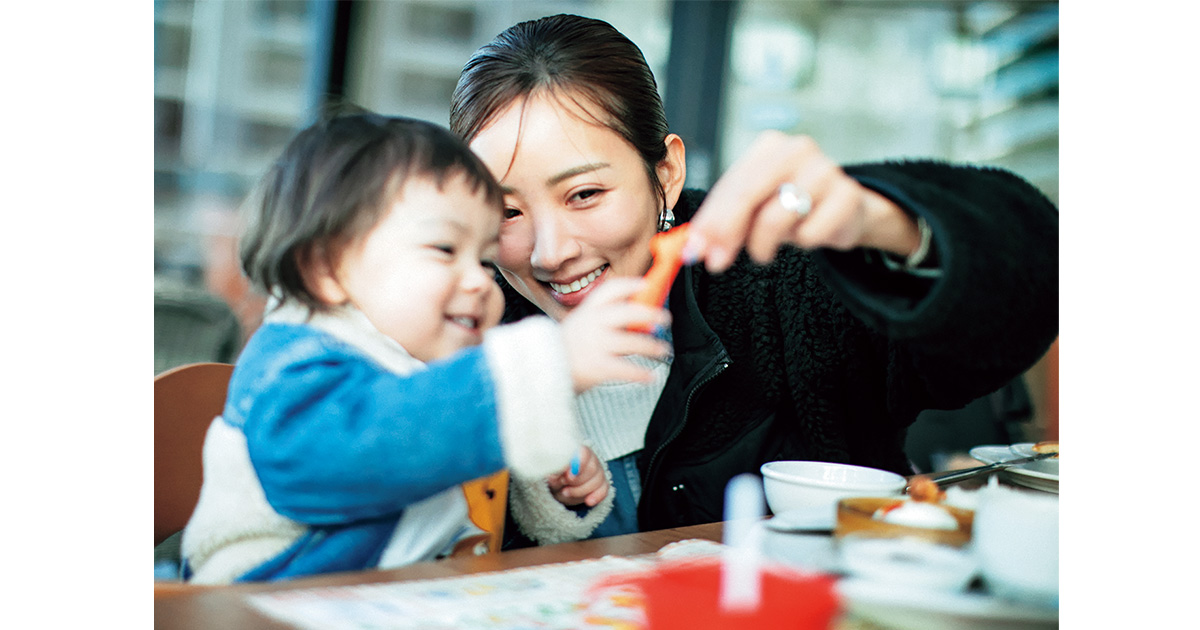 ロイヤルホスト 駒沢パーククォーター店でお話する夏菜さんと子ども