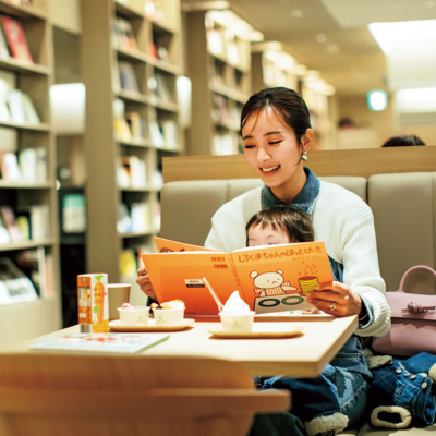 【ベビーカーでお散歩】親子でくつろげる“穴場ラウンジ”を駒沢で発見！絵本やお菓子が大充実