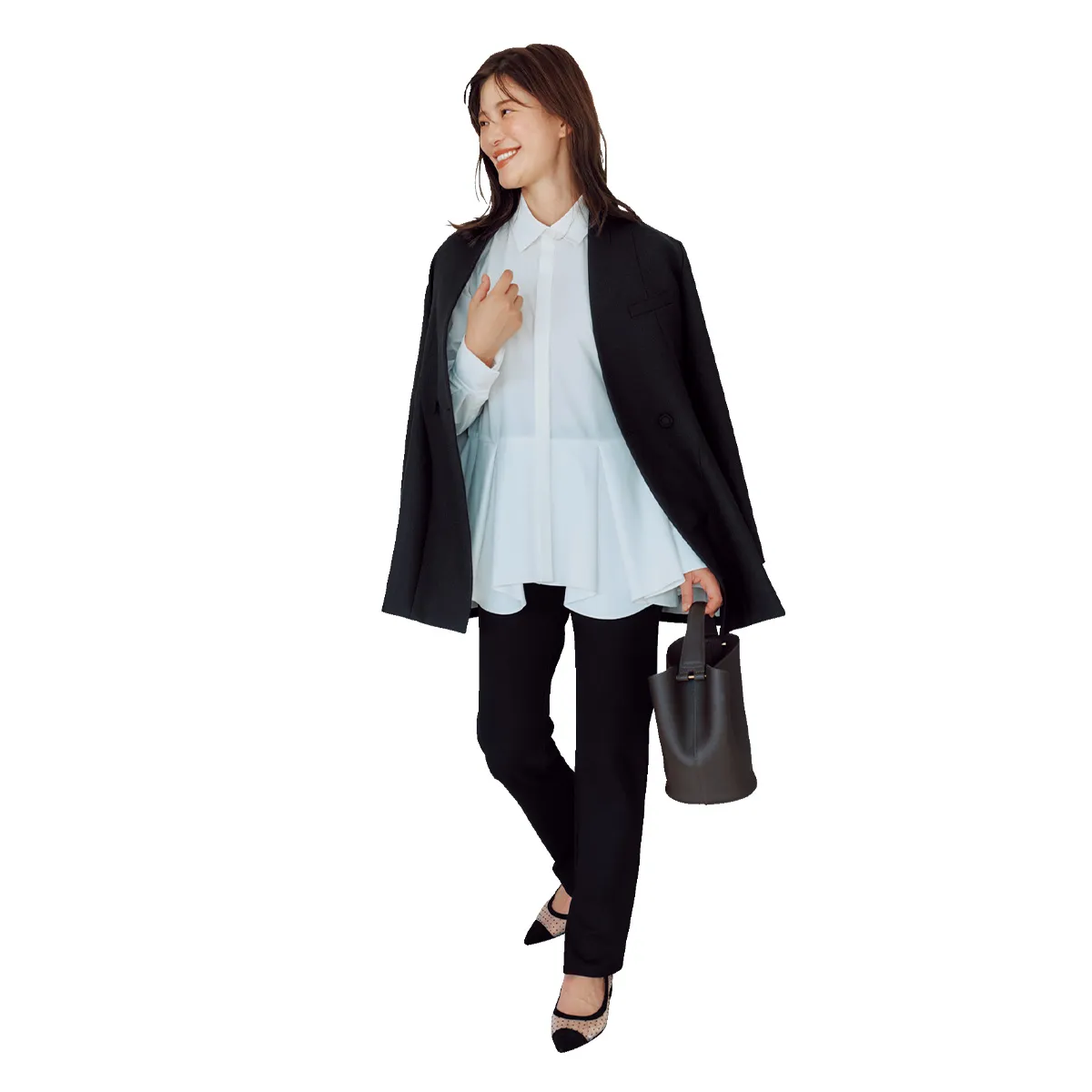 ペプラムブラウスにくびれシルエットの黒ジャケット、黒パンツのコーデ