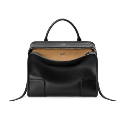 【ロエベ】名品アマソナの新作は「ママの相棒バッグ」の最有力！