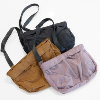 【ユニクロ】新作「ショルダーバッグ」は超軽量＆撥水＆パッカブル！お花見、旅行にも