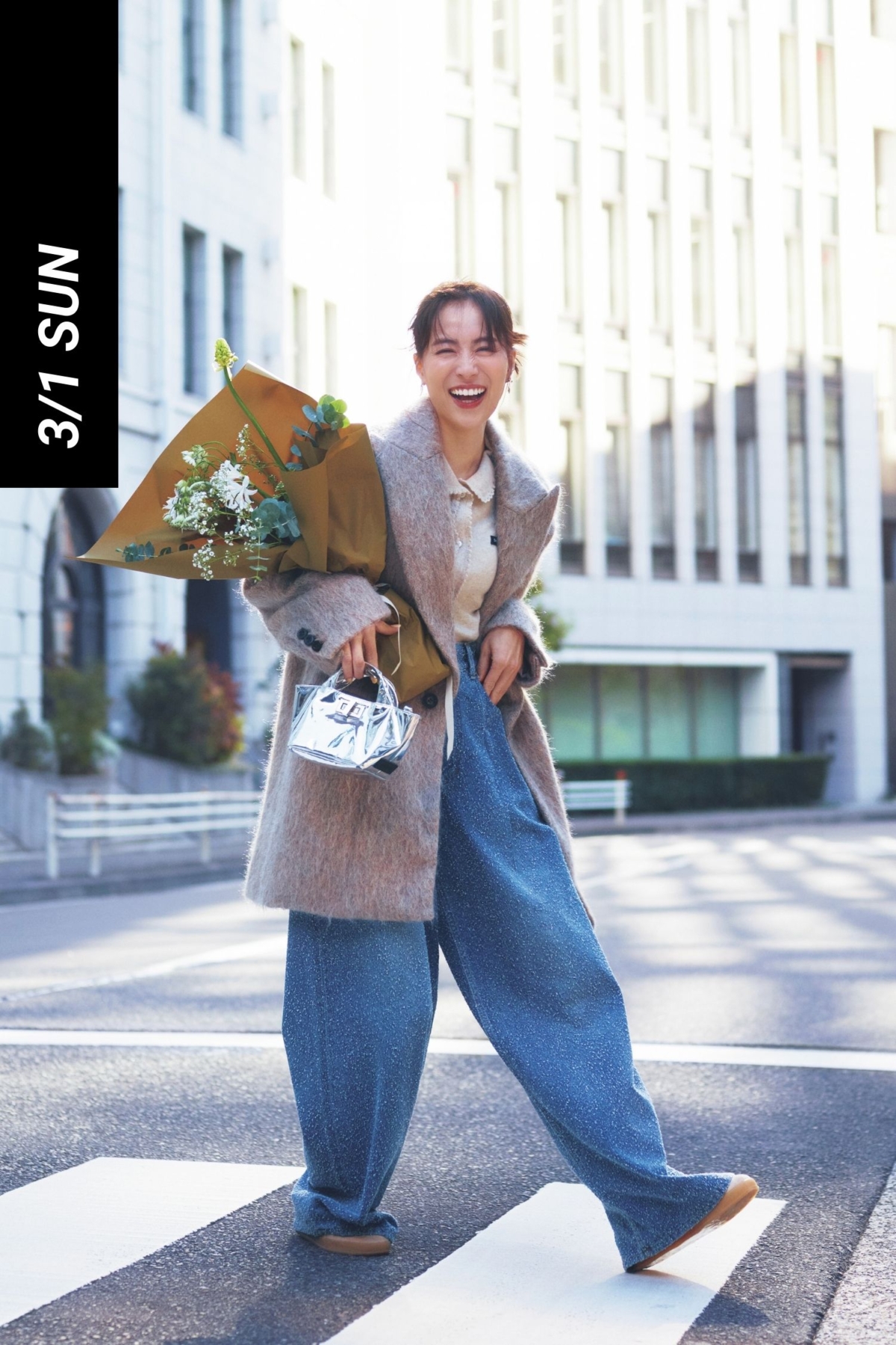 ポロニットとツイード風デニムにジャケットコートを羽織ったコーデ