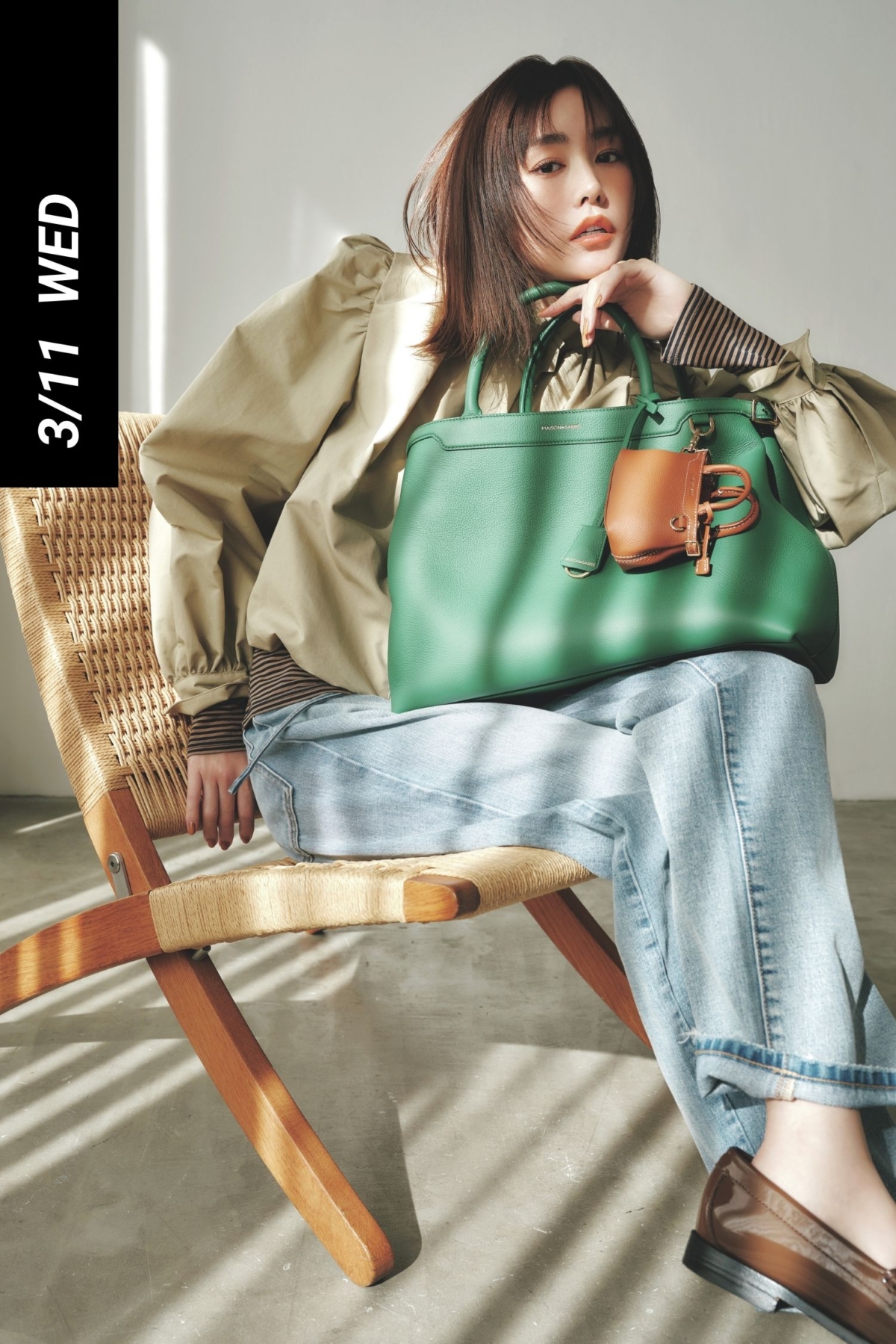 ベージュのブルゾンとデニムにグリーンのレザーバッグを持った桐谷美玲さん