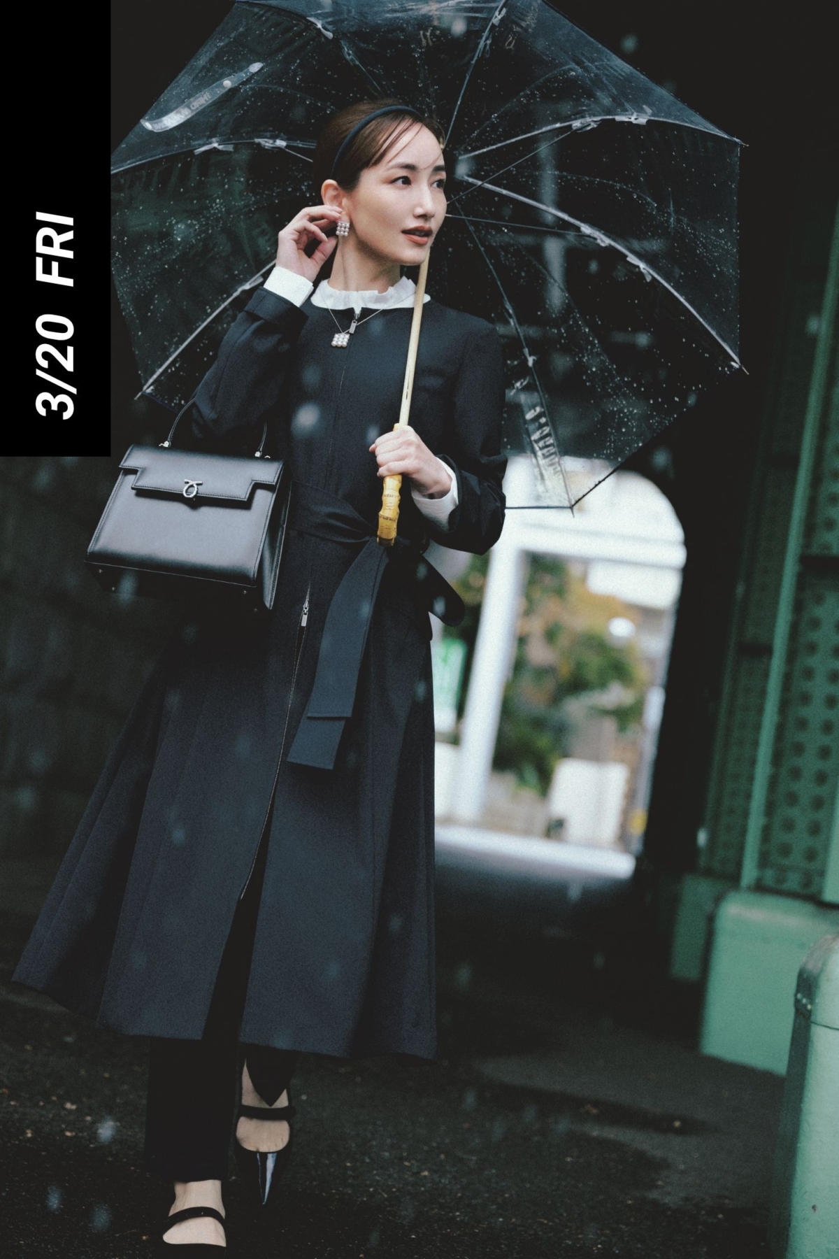 ウエストマークしたレインコートを着た雨の日のセレモニーコーデ