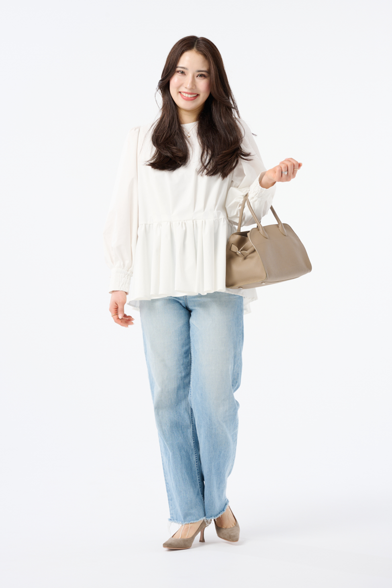 クラウドチームVERYgilet友理の[THREE SQUARE]ペプラムタックブラウスコーデ