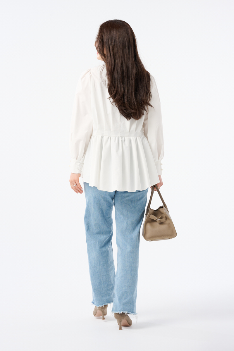 クラウドチームVERYgilet友理の[THREE SQUARE]ペプラムタックブラウスコーデ