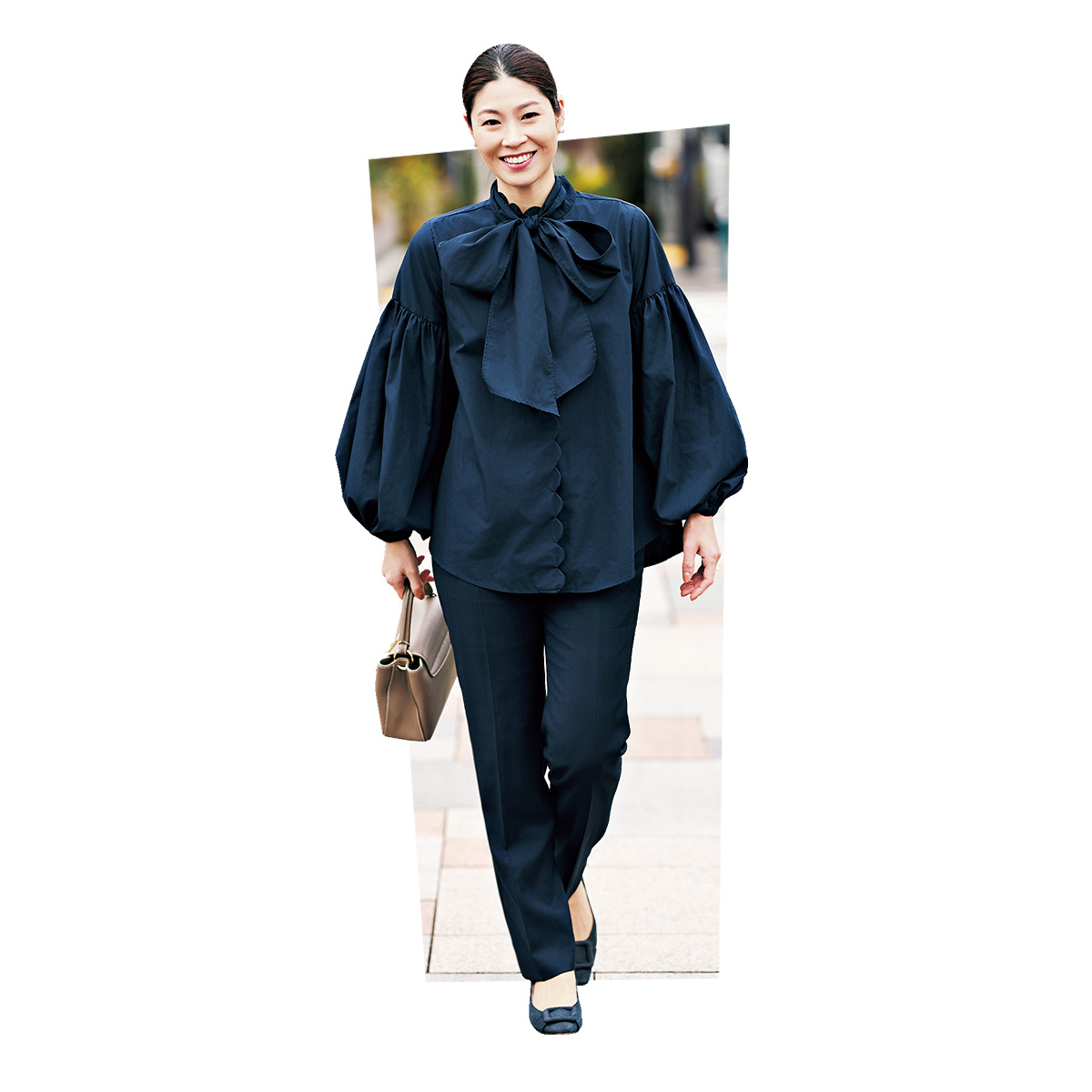 ネイビーのボウタイブラウスとパンツのセレモニーコーデ
