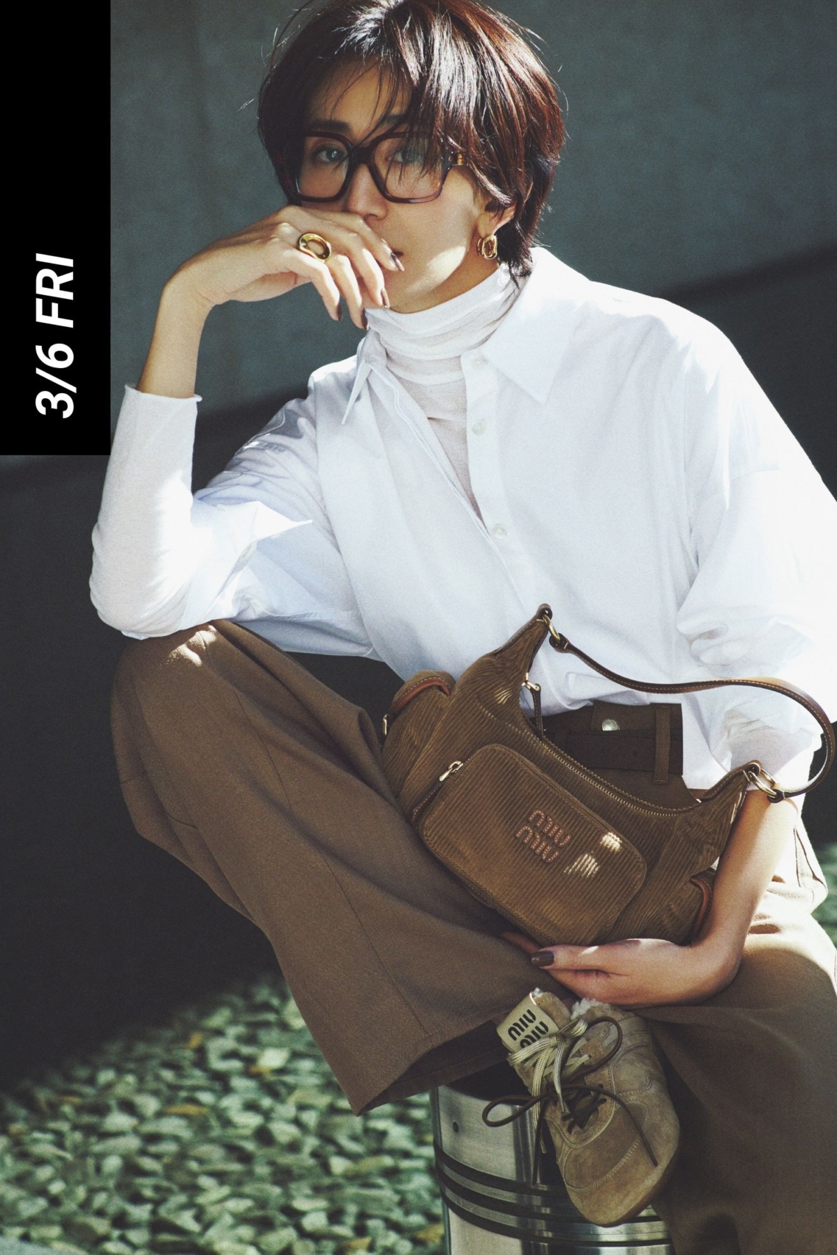 白タートルと白シャツのレイヤードにブラウンのパンツや小物を合わせたコーデ