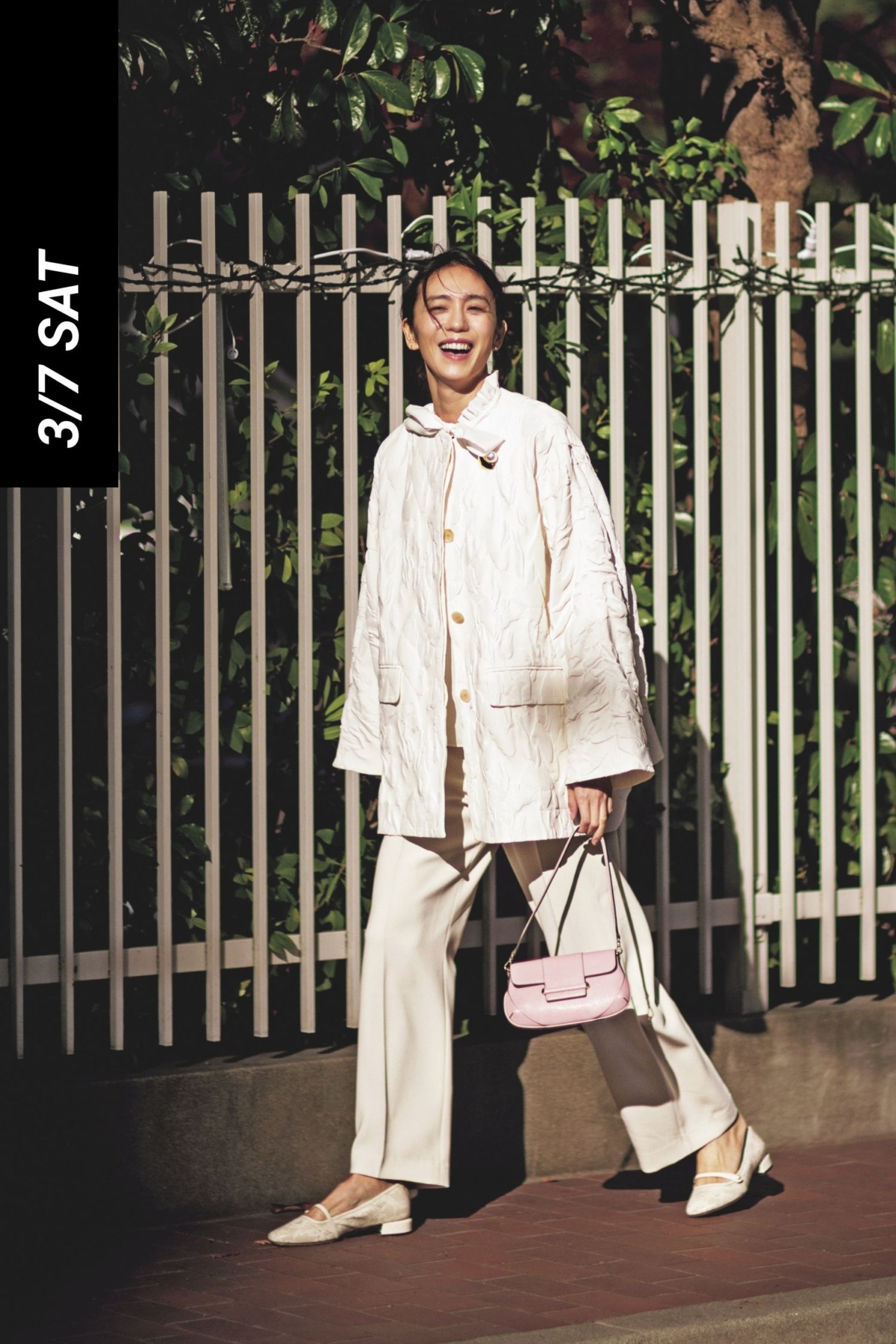 ジャガード素材の春アウターを羽織ったホワイトトーンのセレモニーコーデ