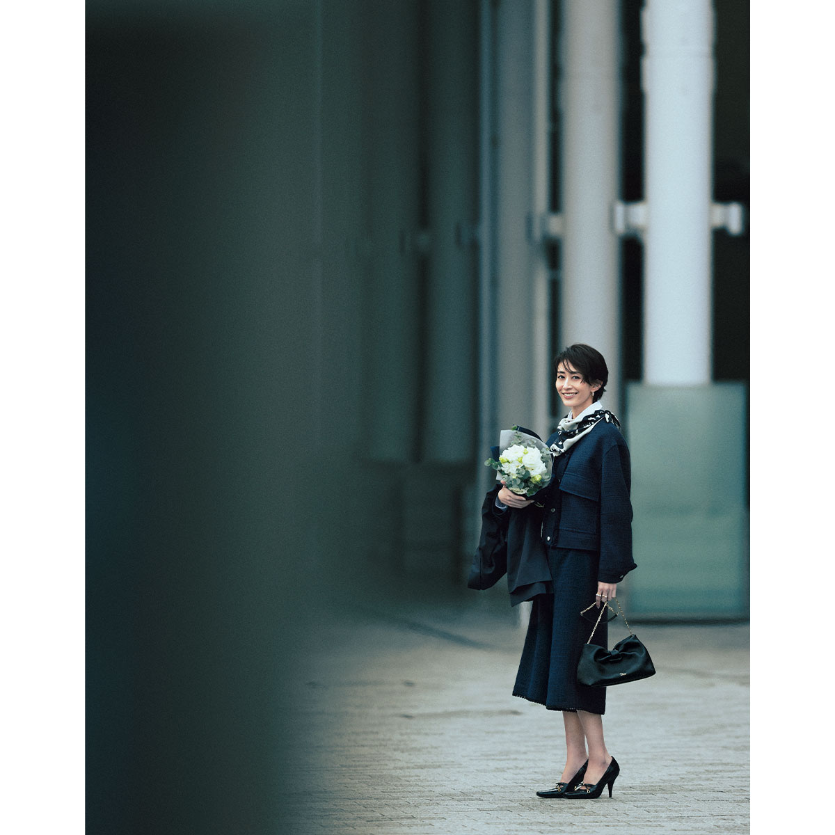 膝丈スカートのような品の良さも兼ね備えた旬なハーフ丈パンツのセレモニースタイル