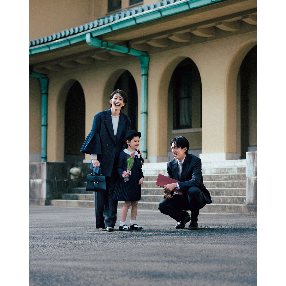 着映えるジャコットとパンツで華やか見えネイビーコーデが完成