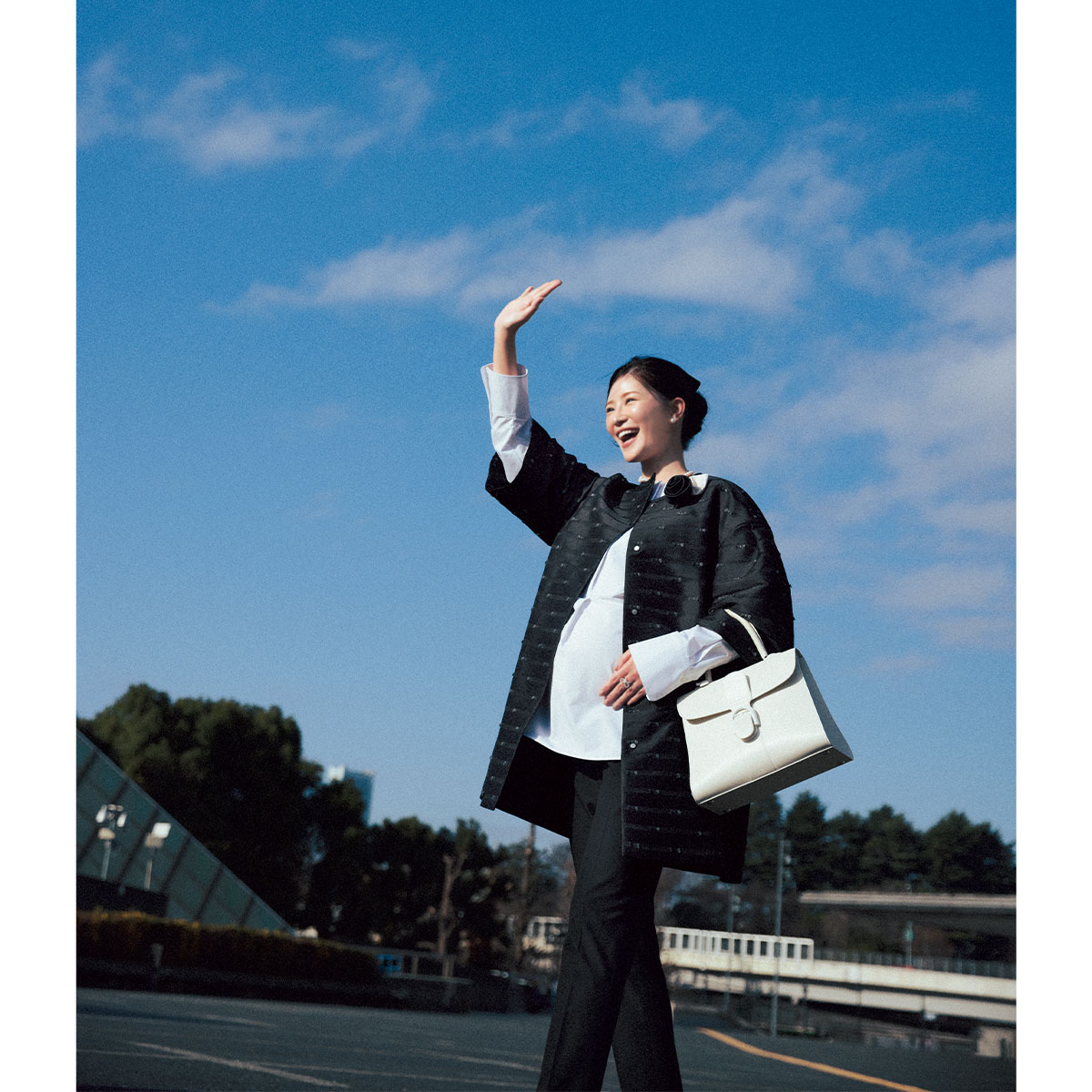 甘ディテールのアウターをいつもの黒パンツと合わせて華やかセレモニーコーデが完成