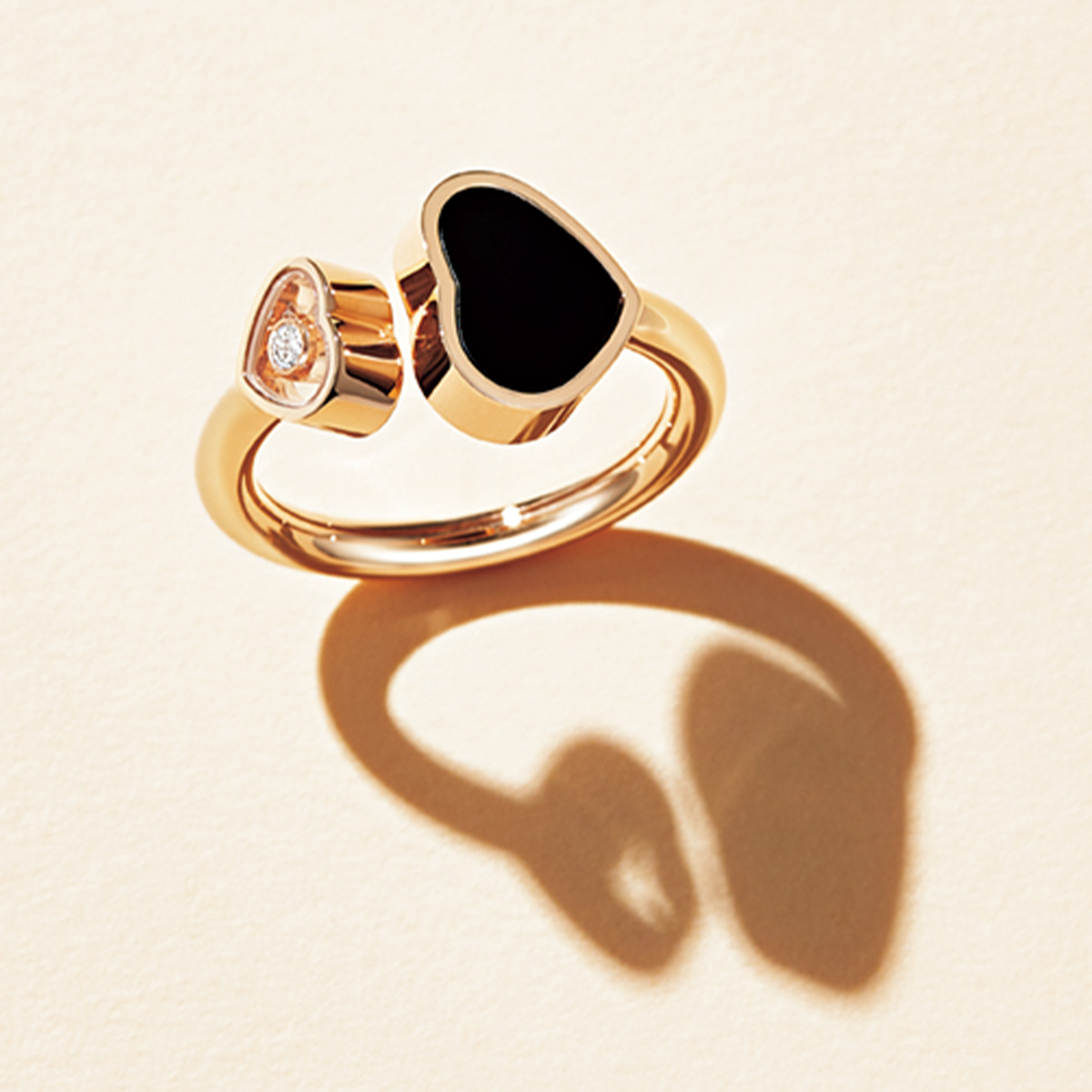 ショパールのハッピーハートのオニキスのリング