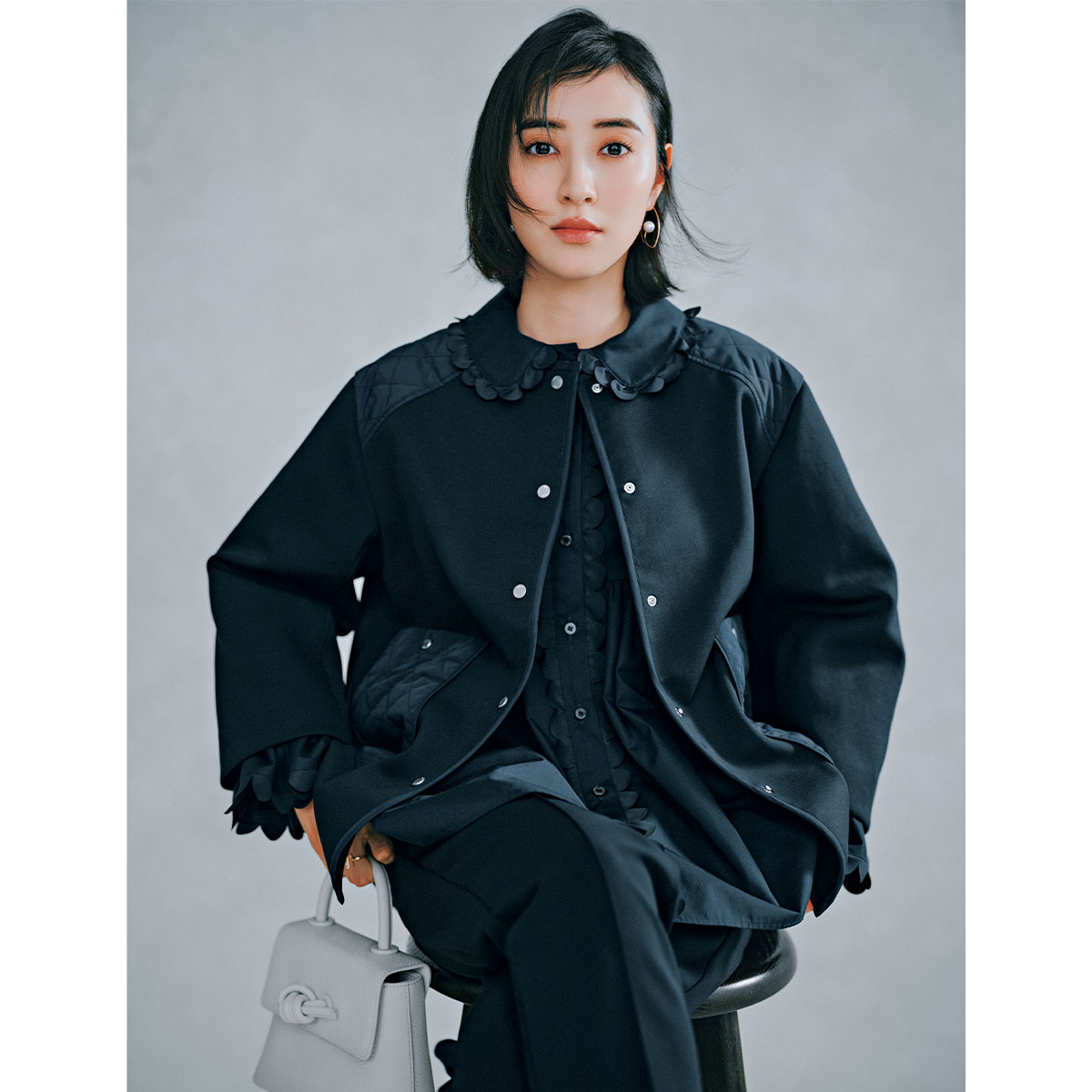 yoriのネイビーのジャケットとブラウスとパンツのハレの日コーデ