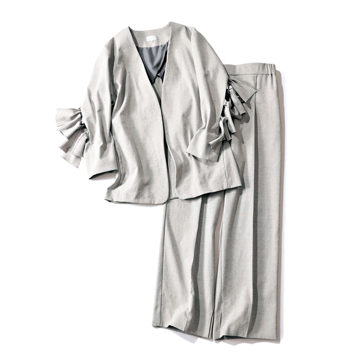 shiroconのフリル袖ジャケットとパンツのセットアップ