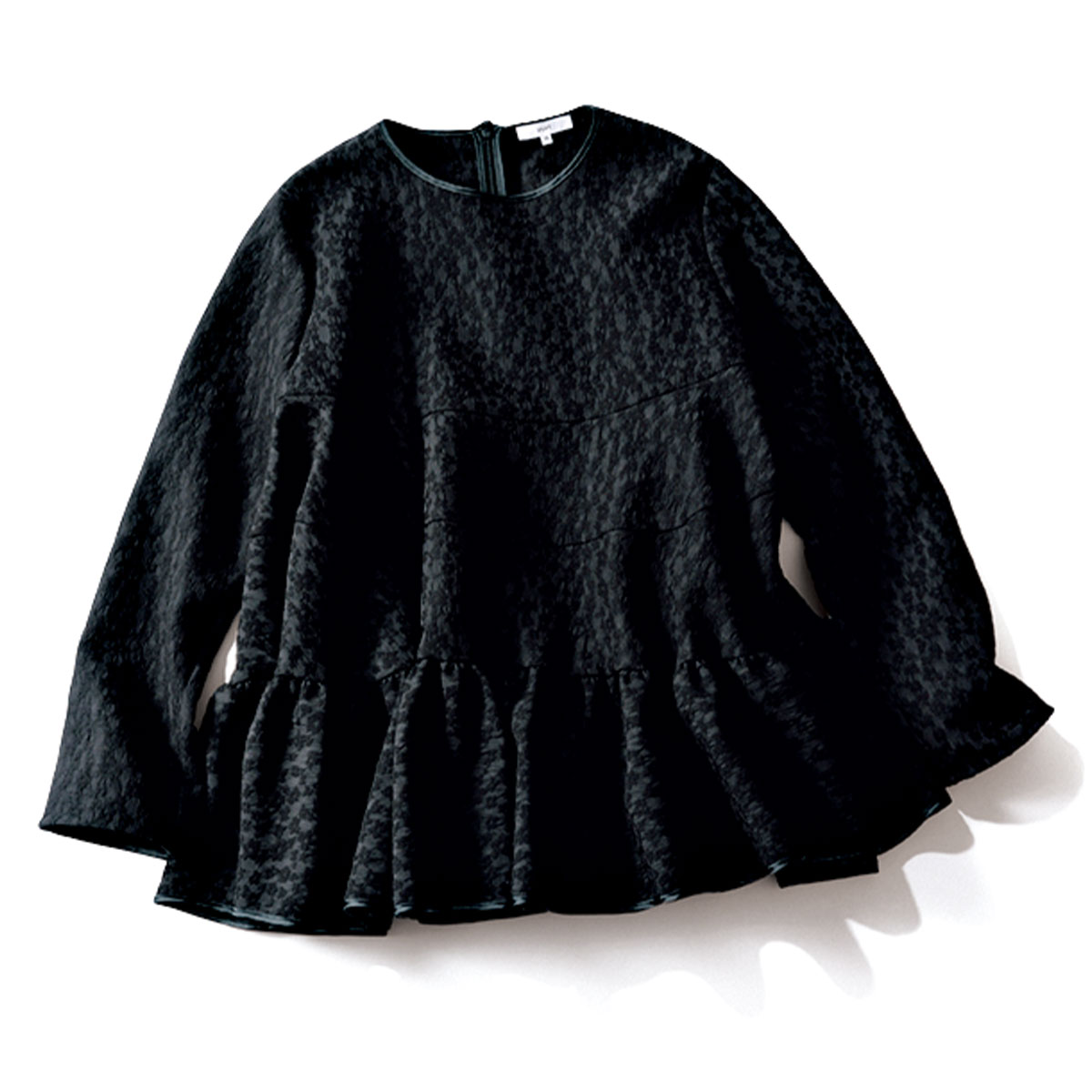 yoriの小花柄刺繍の黒ブラウス