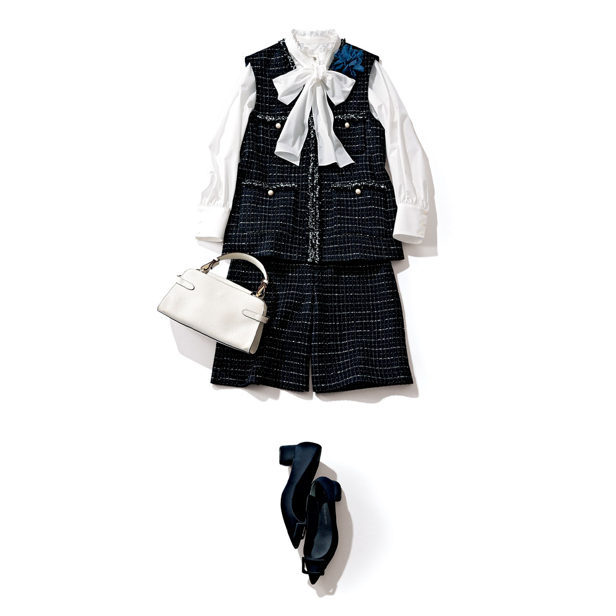 アナイのボウタイブラウスにツイードジレとハーフパンツのセットアップを合わせたコーデ