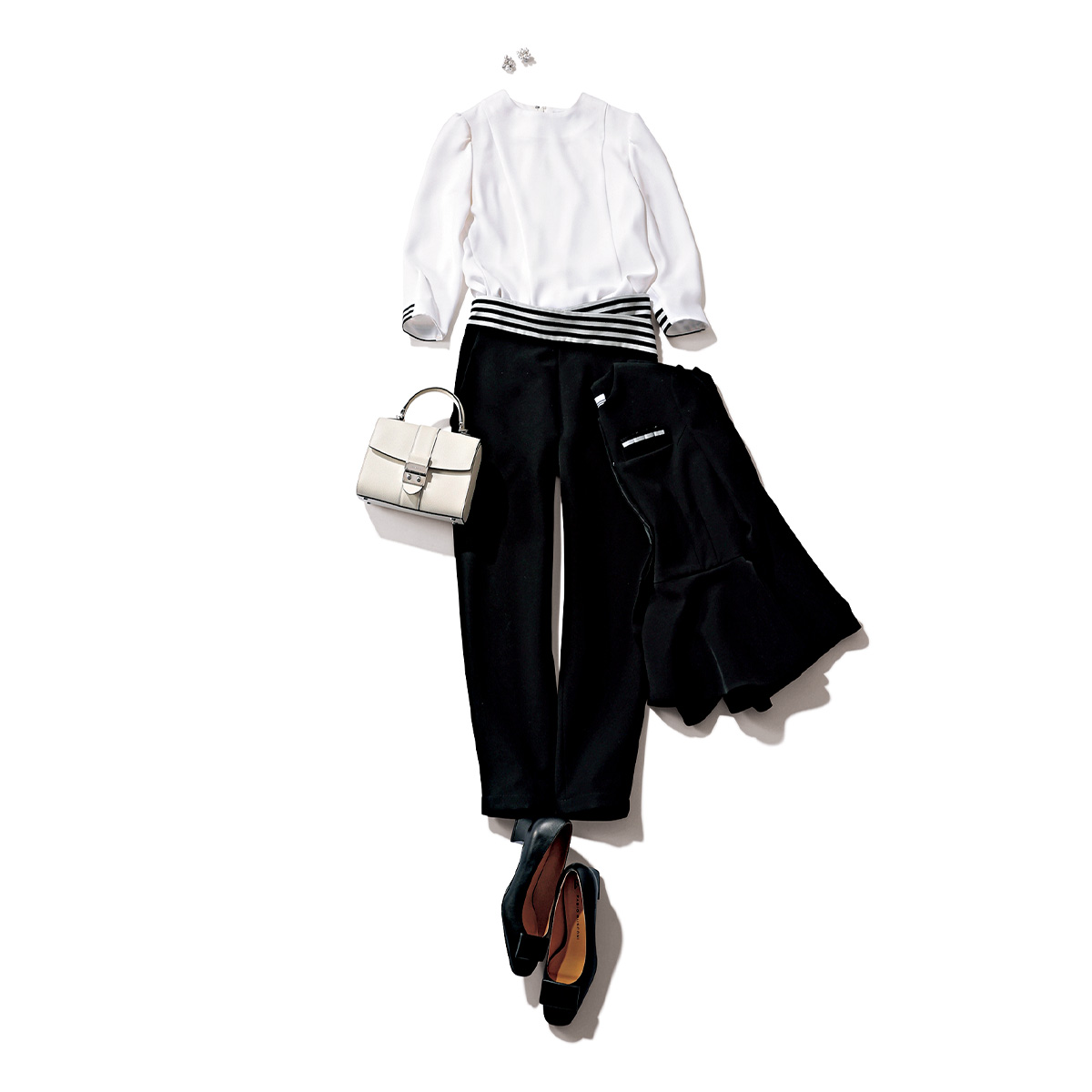 ボーダーズアットバルコニーのボーダーデザインが効いたブラウスとパンツとジャケット