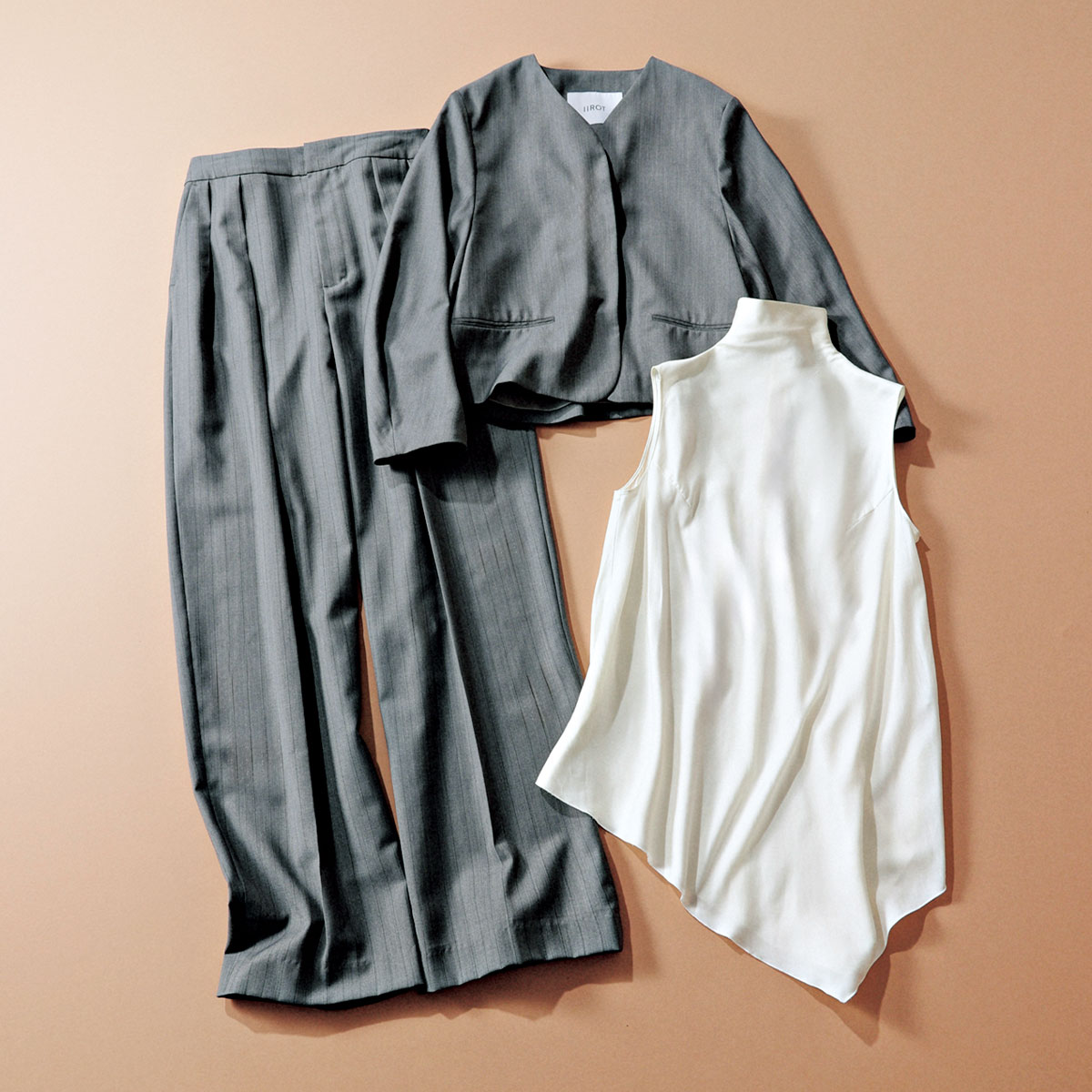 IIROTのグレーのVネックジャケットとパンツとハイネックのノースリーブブラウス