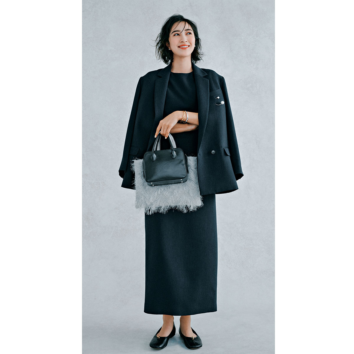 マルゥの長めの丈のワンピースにジャケットを肩掛けしたセレモニーコーデ