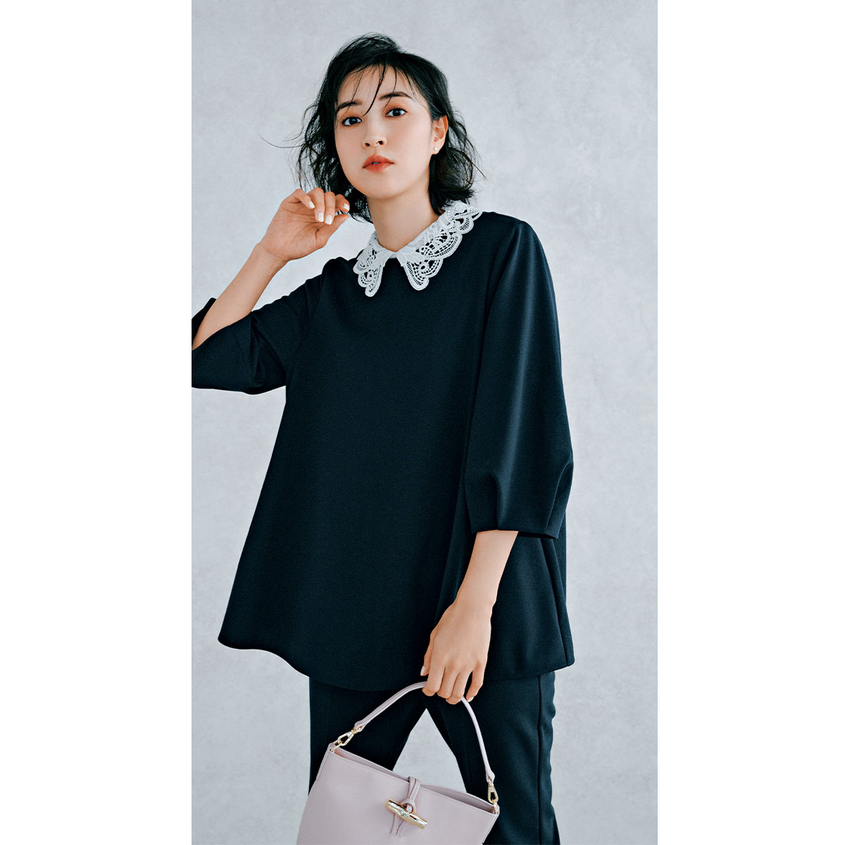 アンフィーロのレース衿つきの高機能セットアップを着た岡本あずささん