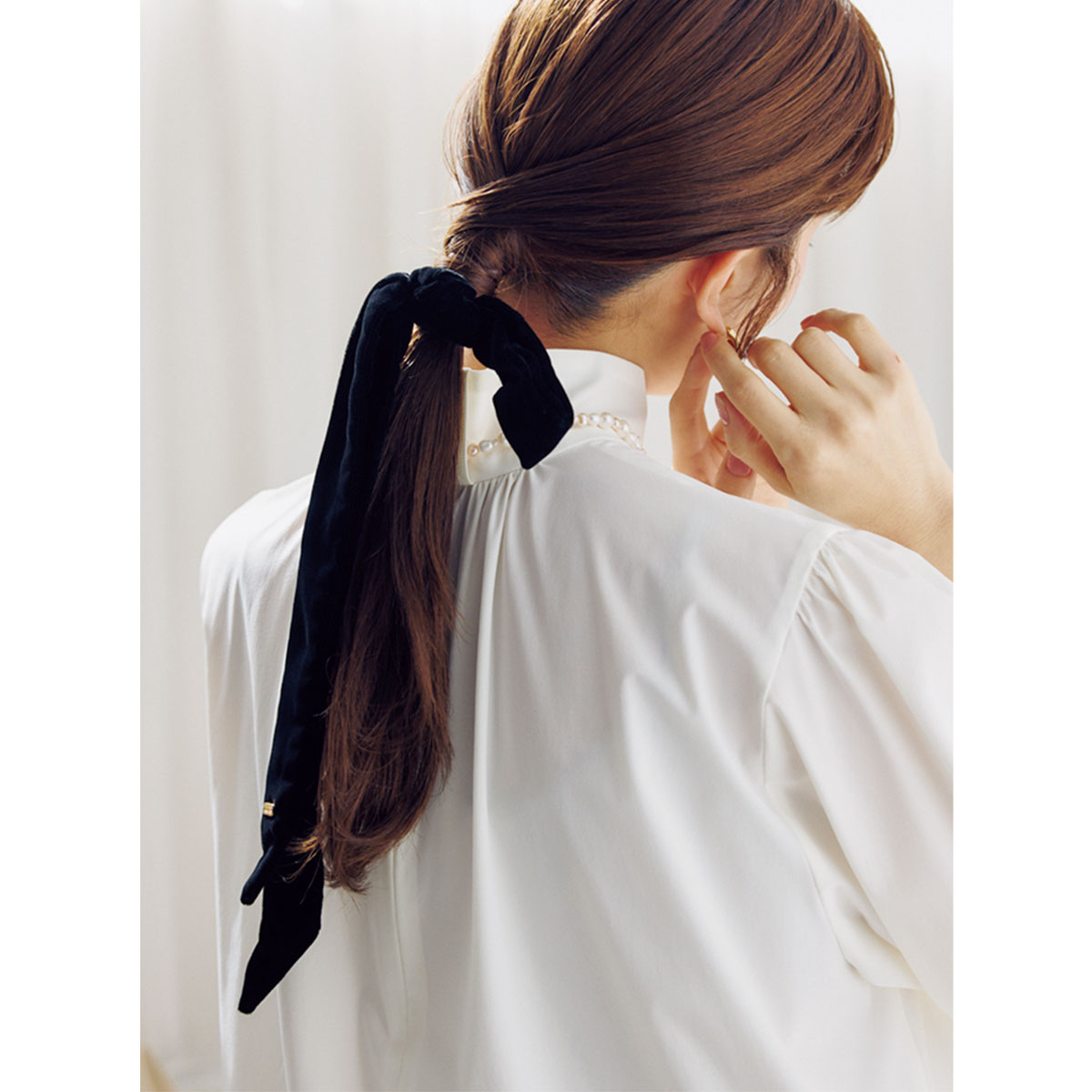 ローポニーにリボンゴムをつけたヘアアレンジ