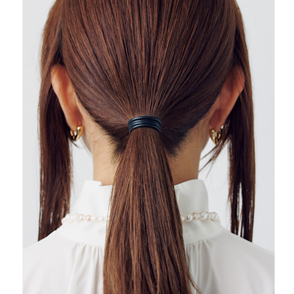 耳より前のサイドの髪を残して残りの髪を低めの位置でひとつ結びしたところ