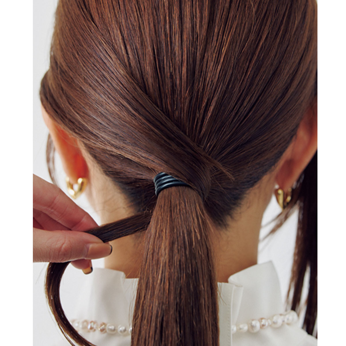 残した髪の毛を結び目に巻きつける