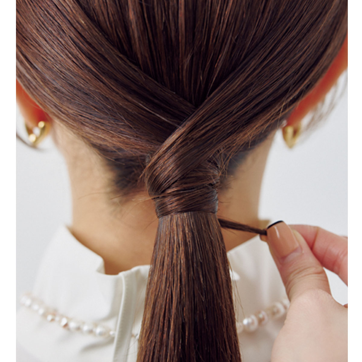 もう一方も結び目に巻き付けてヘアアクセをつける