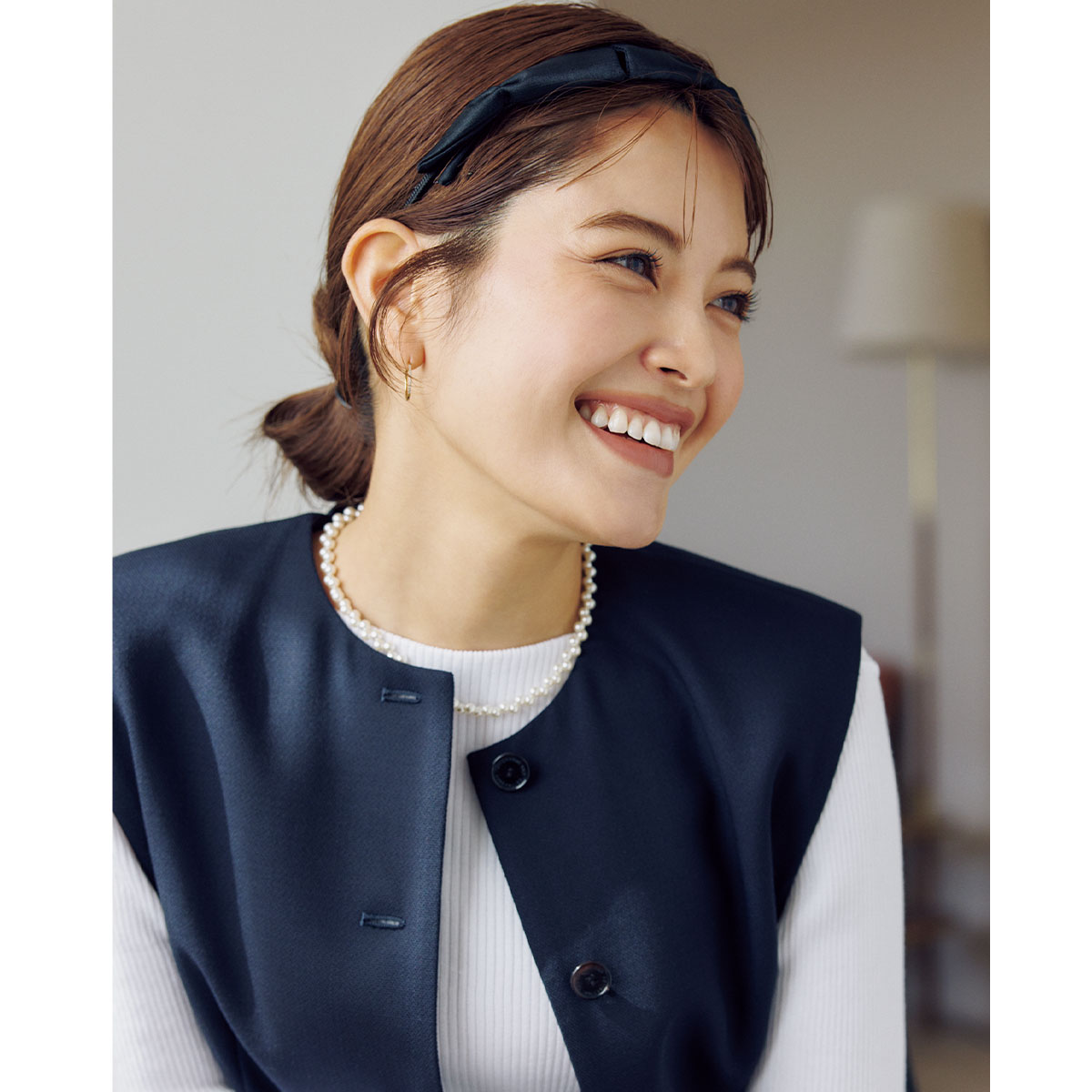 お団子ヘアにカチューシャをつけた垣内彩未さん