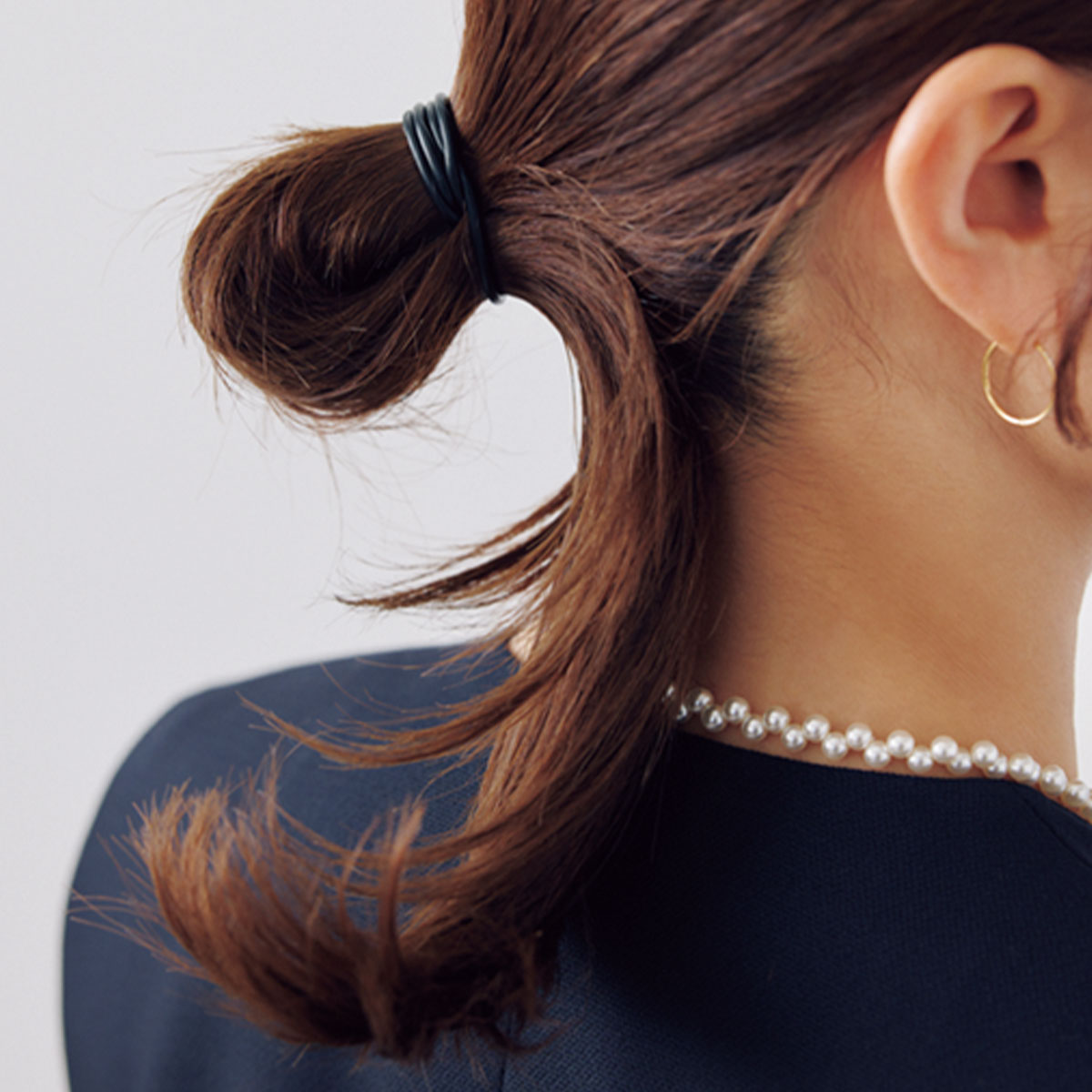 耳の高さでベースのお団子を作る