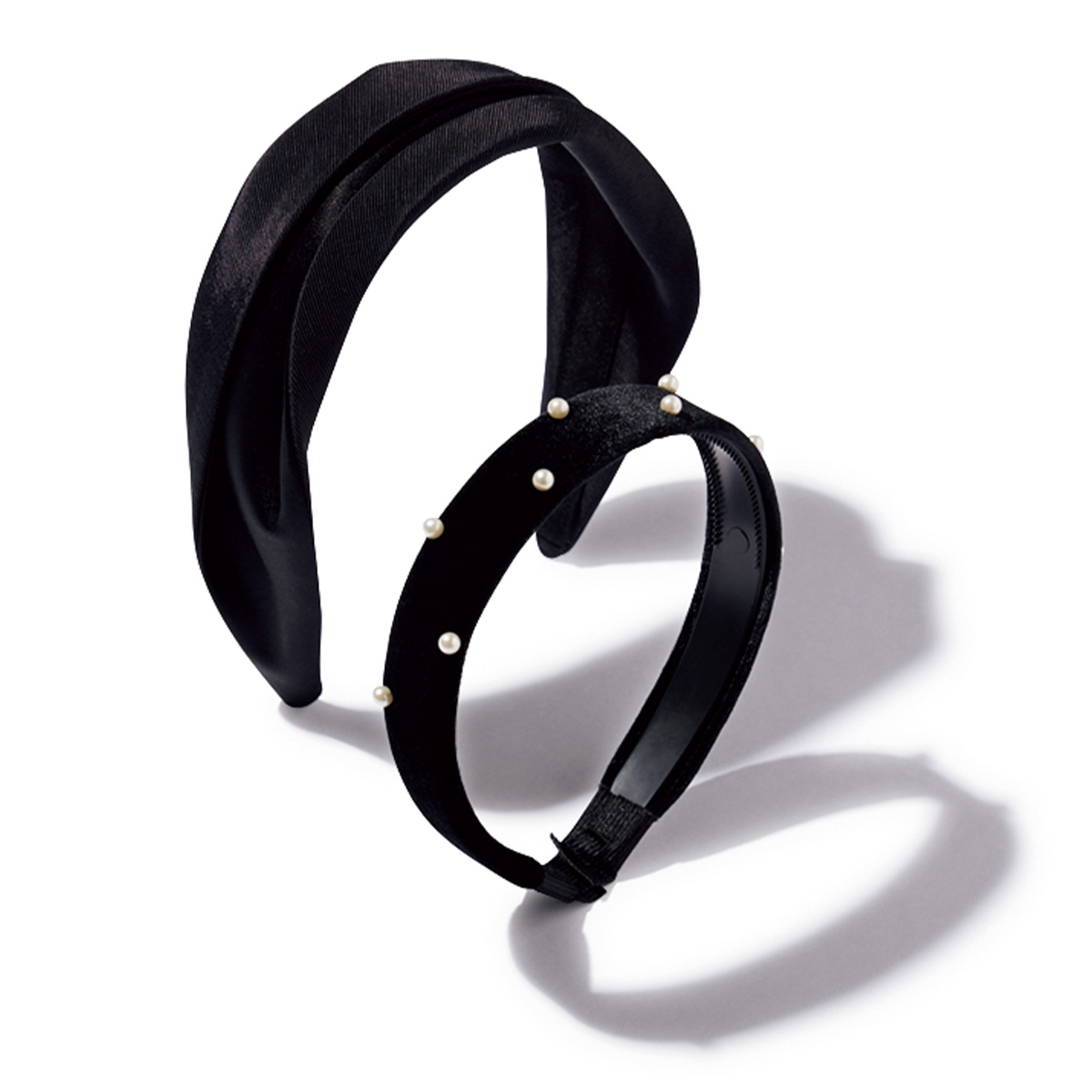 ジェニファーオーレットの幅広カチューシャとflowerのベロアにパールがついたカチューシャ