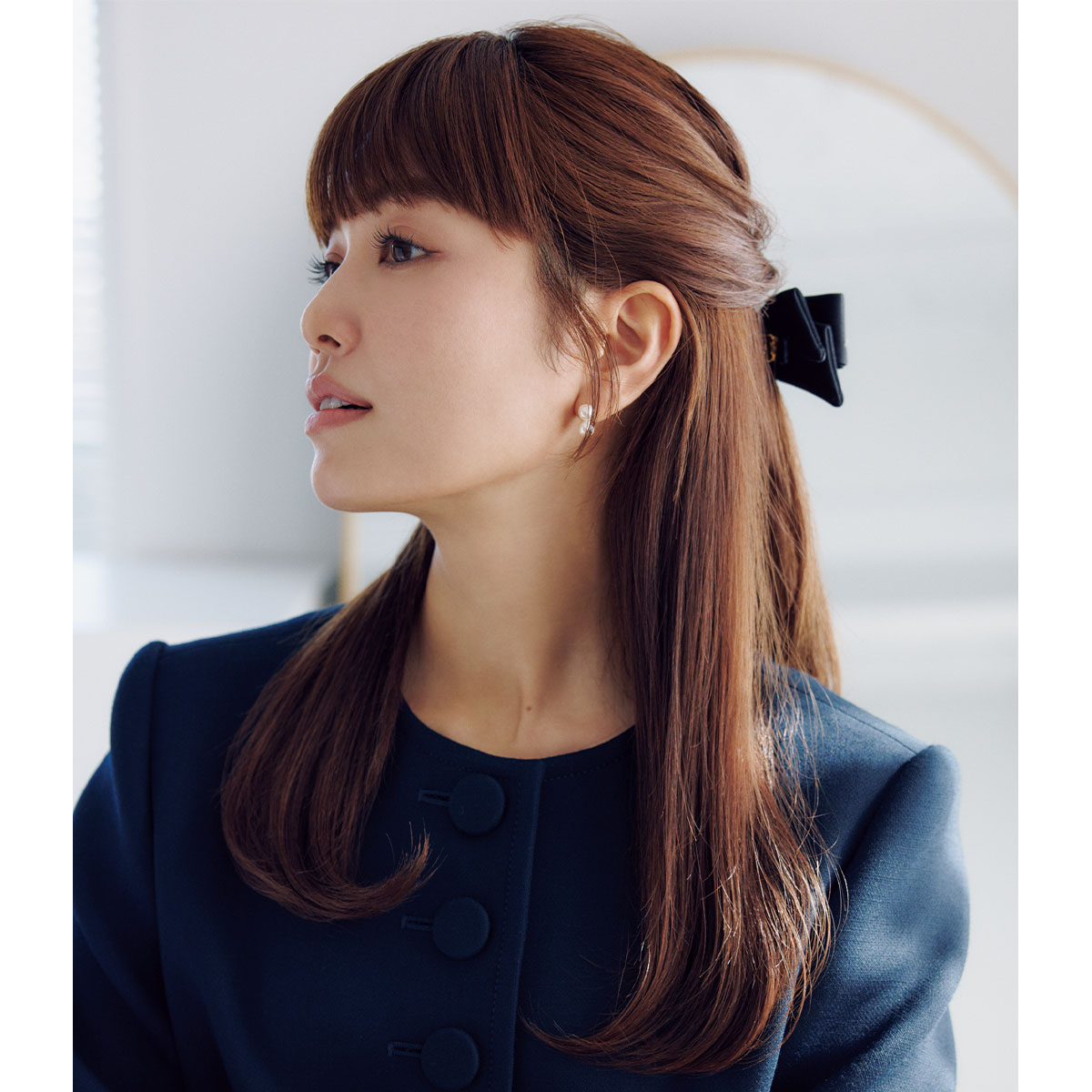 ハーフアップをした垣内彩未さんの横顔