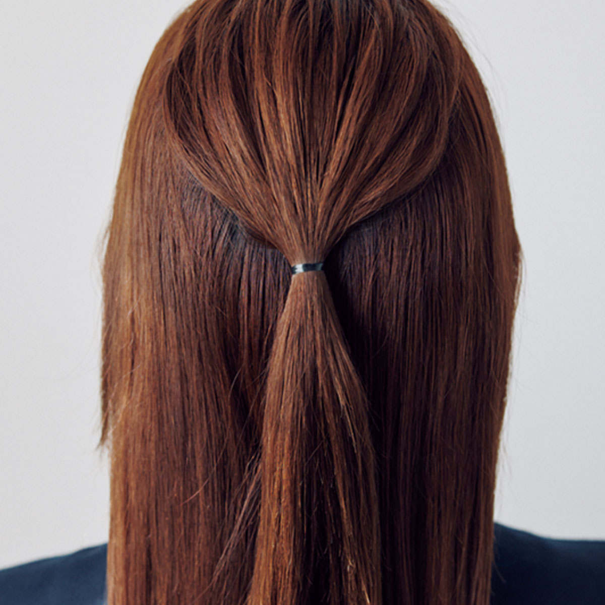 横の髪の毛を残して少なめにハーフアップ