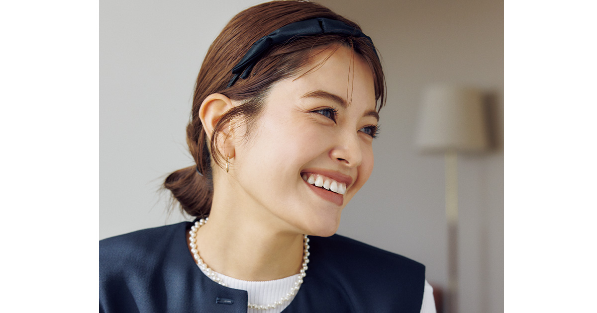 お団子ヘアにカチューシャをつけた垣内彩未さん