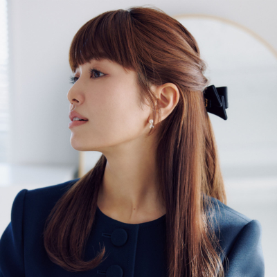 【動画で解説】ねじるだけで「王道ハーフアップ」に抜け感！ハレの日の簡単アレンジ