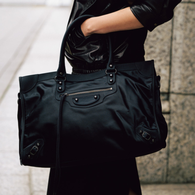 【セリーヌ、バレンシアガetc.】働く大人の『指名買いPCバッグ』最適解は“しなやかでシンプル”！