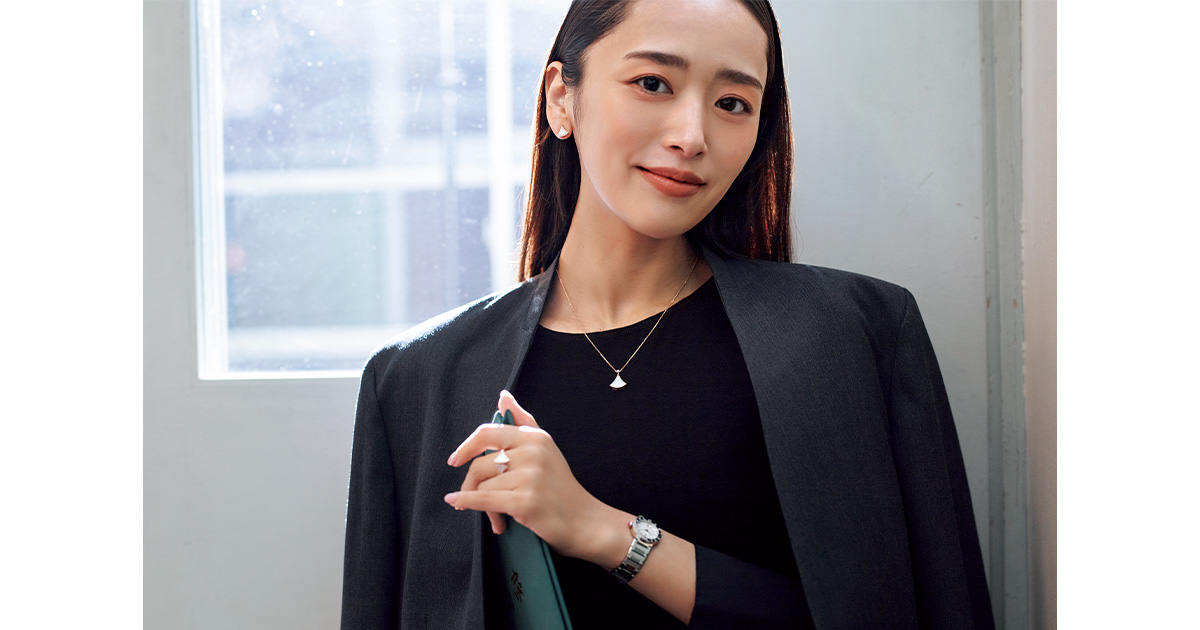 ブルガリのジュエリーを身につけた近藤千尋さん