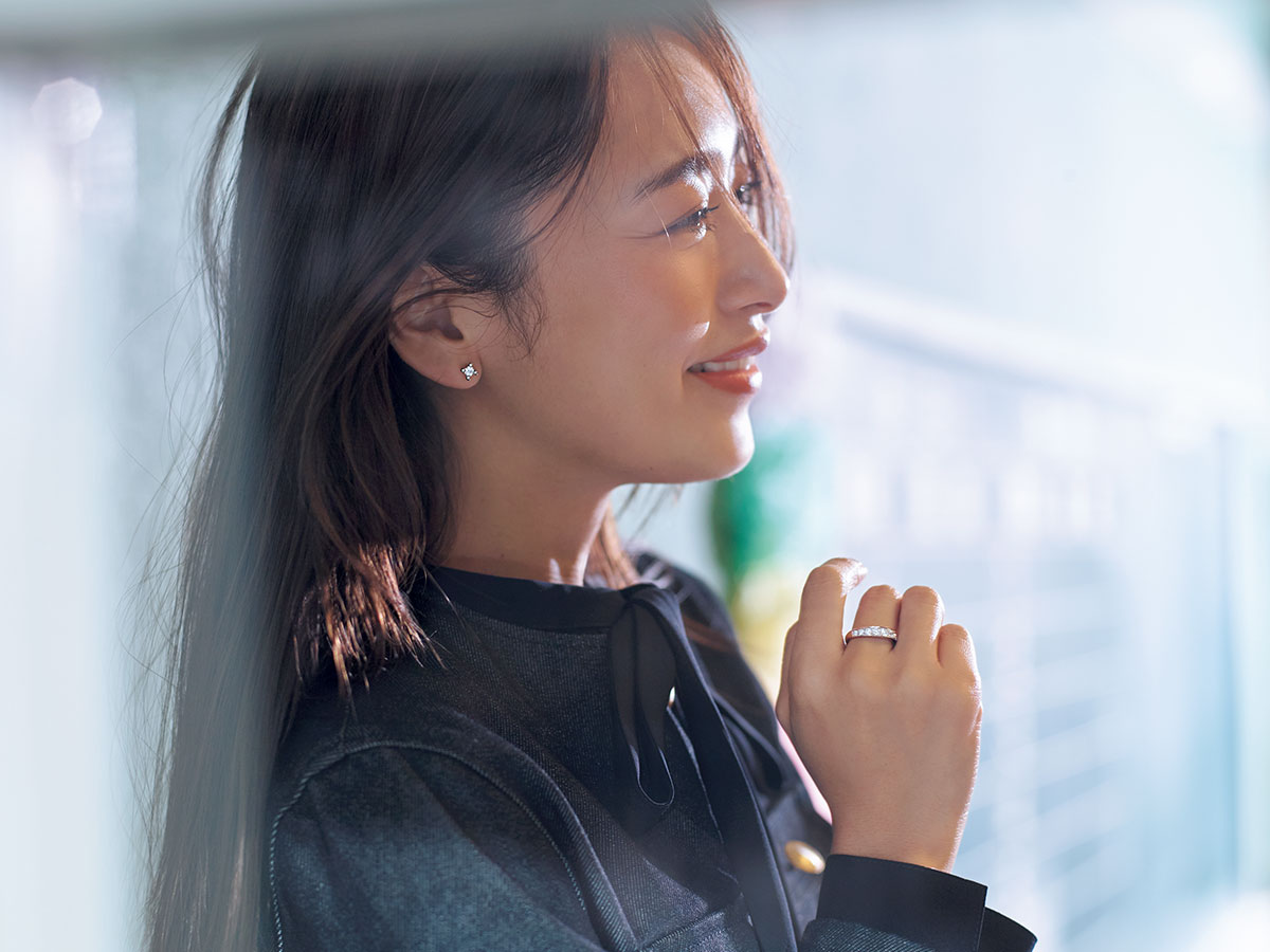 ラザール ダイヤモンドのピアスとリングを身につけた近藤千尋さん