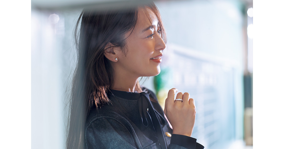 ダイヤモンドピアスとリングを身につけた近藤千尋さん